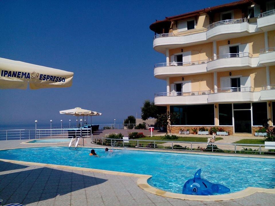 Hotel Vila Kafe Lukovë Extérieur photo