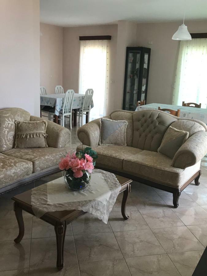 Hotel Vila Kafe Lukovë Extérieur photo